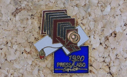 Pin's PHOTO - PRESSLABO - 1920 Chambre Photo - EMAIL - Fabricant PL - Fotografie