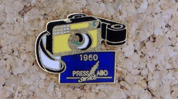 Pin's PHOTO - PRESSLABO - 1960 Appareil Type Instamatic - EMAIL - Fabricant PL - Photographie