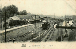 Montargis * Vue Sur La Gare Et Les Quais * Wagons * Ligne Chemin De Fer - Montargis