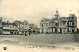 Poitiers * La Place D'armes Et Hôtel De Ville * Grands Magasins De Nouveautés - Poitiers