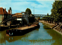 Montargis * Le Canal De Briare * Péniche Batellerie - Montargis