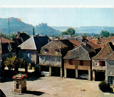 Bretenoux En Quercy * La Place Des Couverts Et Le Château De Castelnau - Bretenoux