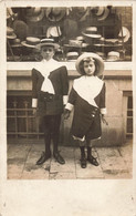 CPA Photo - Deux Enfants Devant Une Vitrine De Chapelier - Mode - Vente De Chapeaux - Canotier - Photographie