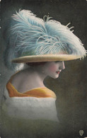 CPA Illustrateur - Femme Avec Un Cheau à Plumee Blanche Style Plume D'autruche - Col Jaune - Portrait - Unclassified