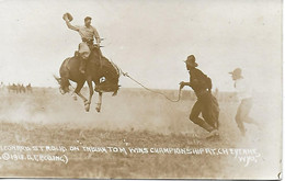 RODEO PHOTO POST CARD 1918 CHEYENNE WYOMING LEONARD STROUB ON INDIAN TOM WINS CHAMPIONSHIP AT CHEYENNE - Cheyenne