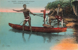 CPA TAHITI - Indigenes Pechant Au Harpon - Natives Fishing With A Harpon - Poissons - Gautier  - Pirogue - Colorisé - Tahiti