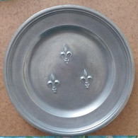 ETAIN DU ROUERGUE, Assiette Décorative Au Motif De 3 Fleurs De Lys - Tins