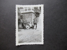 Original Kleines Foto Zeit Des 3.Reich Um 1940 Soldaten Der Wehrmacht In Uniform Vor Auto / Kraftfahrzeug - War, Military