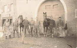 Carte-Foto  Schweiz Armee - Armée Suisse -  Militaria Soldats Forgerons Ferme  Chevaux Guerre 1914-18 Schmiede - Other & Unclassified