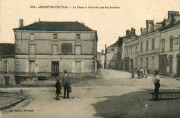Argenton Chateau * La Place Et L'arrivée Par Les Aubiers * Hôtel CHOUTEAU * Villageois - Argenton Chateau