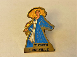 PINS Myriam Ville Lunéville Meurthe Moselle Pin'up Coiffure /  33NAT - Pin-ups