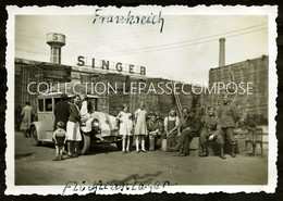 INEDIT BONNIERES SUR SEINE - REFUGIES ET LEUR VOITURE A L USINE SINGER DEVENUE UN CAMP - SOLDATS ALLEMANDS VERS 1940 - Bonnieres Sur Seine