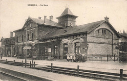 CPA Remilly - La Gare - Animé - Chemin De Fer - - Stations - Zonder Treinen