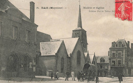 Bais * Place , Mairie Et église * Villageois - Bais