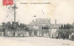 L'huisserie * 1907 * Le Presbytère Et Le Calavire Du Village * Enfants * Villageois - Autres & Non Classés