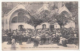 CPA  France 65 - Lourdes - Pélerin Les Bras En Croix Devant Les Piscines  : Achat Immédiat - Luoghi Santi