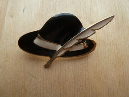 Broc-298 Broche Représentant Un Chapeau émaillé Noir Et Crème à Décor D'une Plume - Other & Unclassified