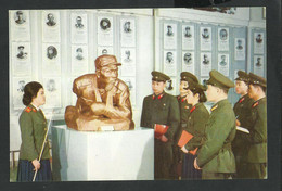 CP  KOREA NORTH  -  Devant La Statue Du Heros  Kang Ho Yeung - Korea (Noord)