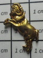 910B Pin's Pins / Beau Et Rare / ANIMAUX / METAL JAUNE EN RELIEF BELIER ZODIAQUE ASTROLOGIE - Animaux