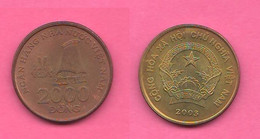 Vietnam 200 Dong 2003 X 2 Coins 1 E 2 Tipo Viet Nam Socialist Republic Nickel + Brass & Steel Coin - Vietnam