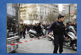 CPM Agent De Police Manifestation à Paris Janvier 2005 Je Suis Charlie Moto Yamaha En Arrière Fond - Dos Noir Non Divisé - Police - Gendarmerie