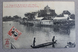 VOYAGE DE S. M. SISOWATH AUX RUINES D'ANGKOR (INDOCHINE) - LE ROI EN VISITE A LA PAGODE DU FLEUVE A KOMPONG CHNANG - Viêt-Nam