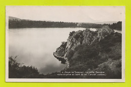 63 GOUR De TAZENAT Vers Manzat Charbonnières La Roche Servière Roche éruptive Au Bord Du Lac En 1951 VOIR DOS - Manzat