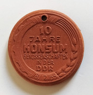 Médaille Porcelaine(porzellan) Meissen - DDR 10 Ans De Consommation 1955. 36 Mm - Collections