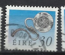 EIRE IRELAND IRLANDA 1990 1995 ART TREASURES ENAMEL LATCHET BROOCH 30p USED USATO OBLITERE' - Used Stamps