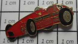 410B Pin's Pins : Rare Et Belle Qualité / SPORTS / AUTOMOBILE VOITURE DE COURSE ANNEES 1940/50 FERRARI ? - Automovilismo - F1