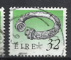 EIRE IRELAND IRLANDA 1990 1995 ART TREASURES BROIGHTER COLLAR 32p USED USATO OBLITERE' - Used Stamps