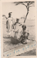 Région De DAKAR - Une Femme Wolof Et Ses Filles  ( Photo 11cm X 7 Cm  ) - Senegal