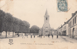 Véron 89 - Sur La Place De L'Eglise - Veron