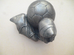 FOOTBALL THEME; FOOTBAL AND SHOES IN SOLID BRONZE BY COLLECTIBLE WORLD STUDIOS - Bekleidung, Souvenirs Und Sonstige