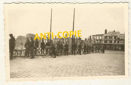 WW2 PHOTO ORIGINALE Soldats Allemands Cyclistes à CALAIS 62 Détruite 1940 - 1939-45