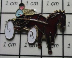 410a Pin's Pins / Beau Et Rare / ANIMAUX / CHEVAL TROTTEUR SULKY - Animaux