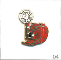 Pin's Photographie - Folder De Type Kodak à Soufflet Avec Son Flash à Bulbe - Version Rouge. Est. © Jyl. EGF. T892-04 - Photographie