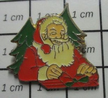 410c Pin's Pins / Beau Et Rare / NOEL / PERE NOEL SAPIN CADEAU - Kerstmis