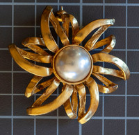 Broche Années 60, Soleil-fleur, Perle Centrale. Très Bon état - Other & Unclassified