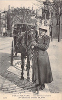 CPA Petits Métiers à Paris - Paris Nouveau - Les Femmes Cocher - 2302 - Mme Decourcelle Caressant Son Favori - Straßenhandel Und Kleingewerbe