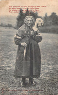 CPA - FOLKLORE - Auvergne Costume Avec Quenouille - Costumes