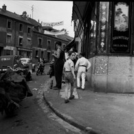 Scène De Vie, Paris Années 50,tirage Argentique Réalisé à Partir Du Négatif  Format 30 Cm/30 Cm - Personnes