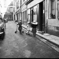 Scène De Vie, Paris Années 50,tirage Argentique Réalisé à Partir Du Négatif  Format 30 Cm/30 Cm - Persone