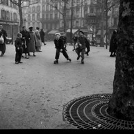 Scène De Vie, Paris Années 50,tirage Argentique Réalisé à Partir Du Négatif  Format 30 Cm/30 Cm - Persons