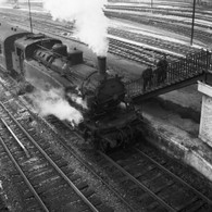 Scène De Vie, Paris Années 50 Gare St Lazare ,tirage Argentique Réalisé à Partir Du Négatif  Format 30 Cm/30 Cm - Treni