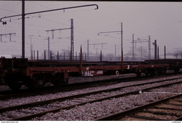 Photo Diapo Diapositive Slide Train Locomotive Wagon Plat SNCF Du Service V Chargé De Rails Le 05/12/1992 VOIR ZOOM - Diapositives (slides)