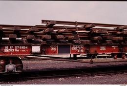 Photo Diapo Diapositive Train Wagon Plat SNCF Chargé De Longueurs De Traverses Bois De Dépose Le 26/06/1992 VOIR ZOOM - Diapositives (slides)