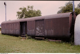 Photo Diapo Diapositive Slide Train Caisse D'ancien Wagon Mixte Fourgon Voyageurs à NEVERS Le 26/06/1992 VOIR ZOOM - Diapositives (slides)