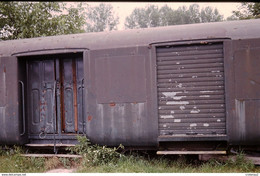 Photo Diapo Diapositive Slide Train Caisse D'ancien Wagon Mixte Fourgon Voyageurs à NEVERS Le 26/06/1992 VOIR ZOOM - Diapositives (slides)