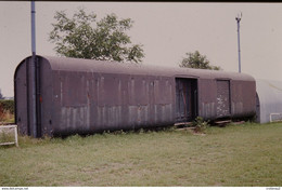 Photo Diapo Diapositive Slide Train Caisse D'ancien Wagon Mixte Fourgon Voyageurs à NEVERS Le 26/06/1992 VOIR ZOOM - Diapositives (slides)